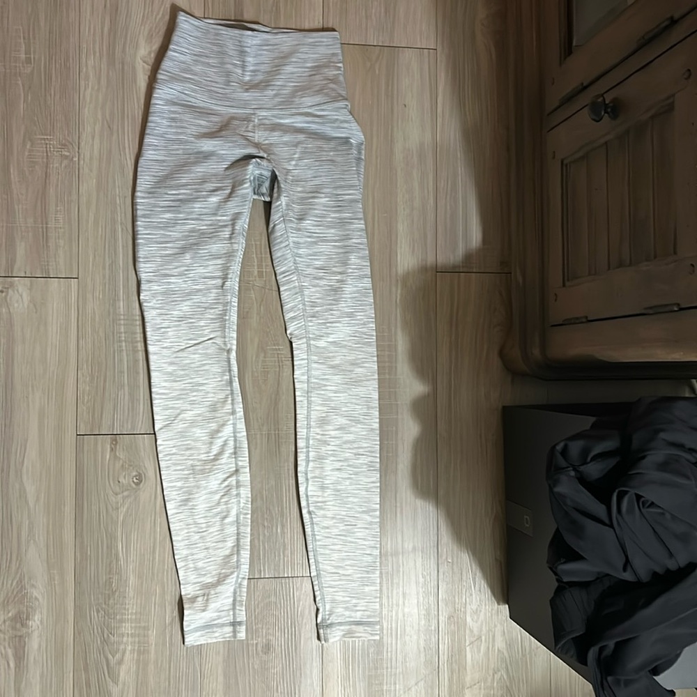 Size 2 lululemon leggings. They are full length and have a great fit.